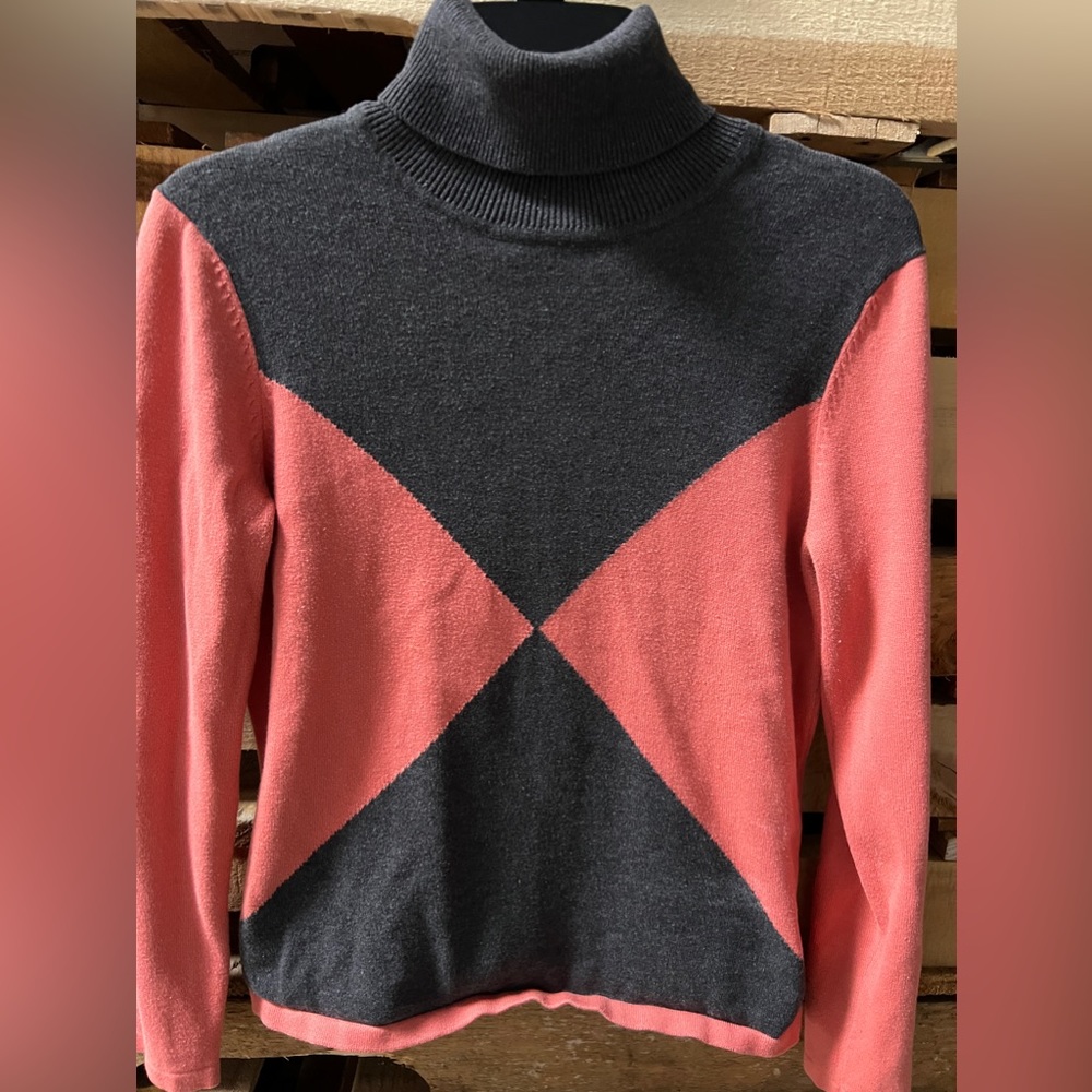 Van Heuson turtle neck short sweater , color blocked sz S